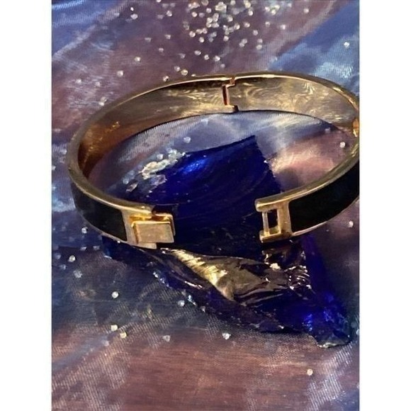 EUC Kate Spade Punched out Spade Black/Goldtone Hinged Bangle Bracelet size 6.75 - Picture 7 of 12